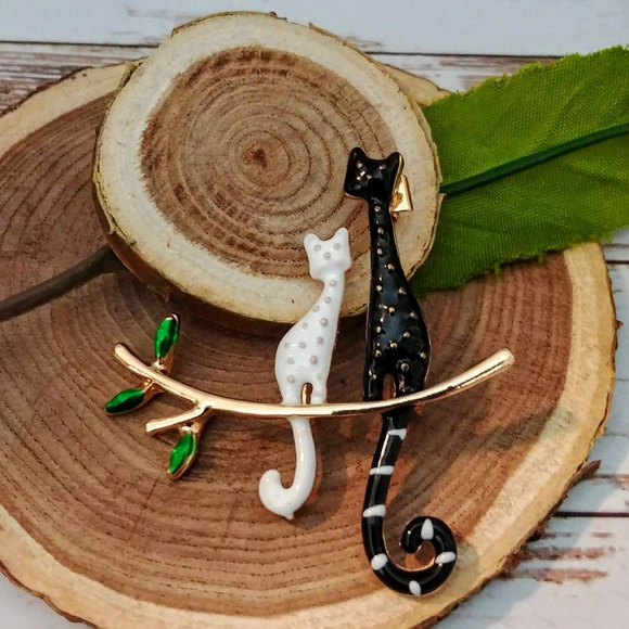Jewelry - Cut Cat Couple Pin